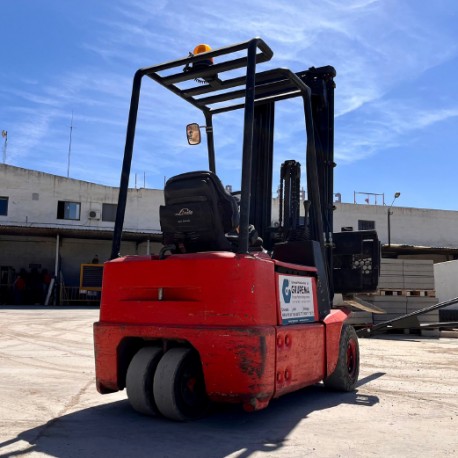CARRETILLA ELEVADORA USADA LINDE E15 1500 KG. 4X2 A.E. 5.40